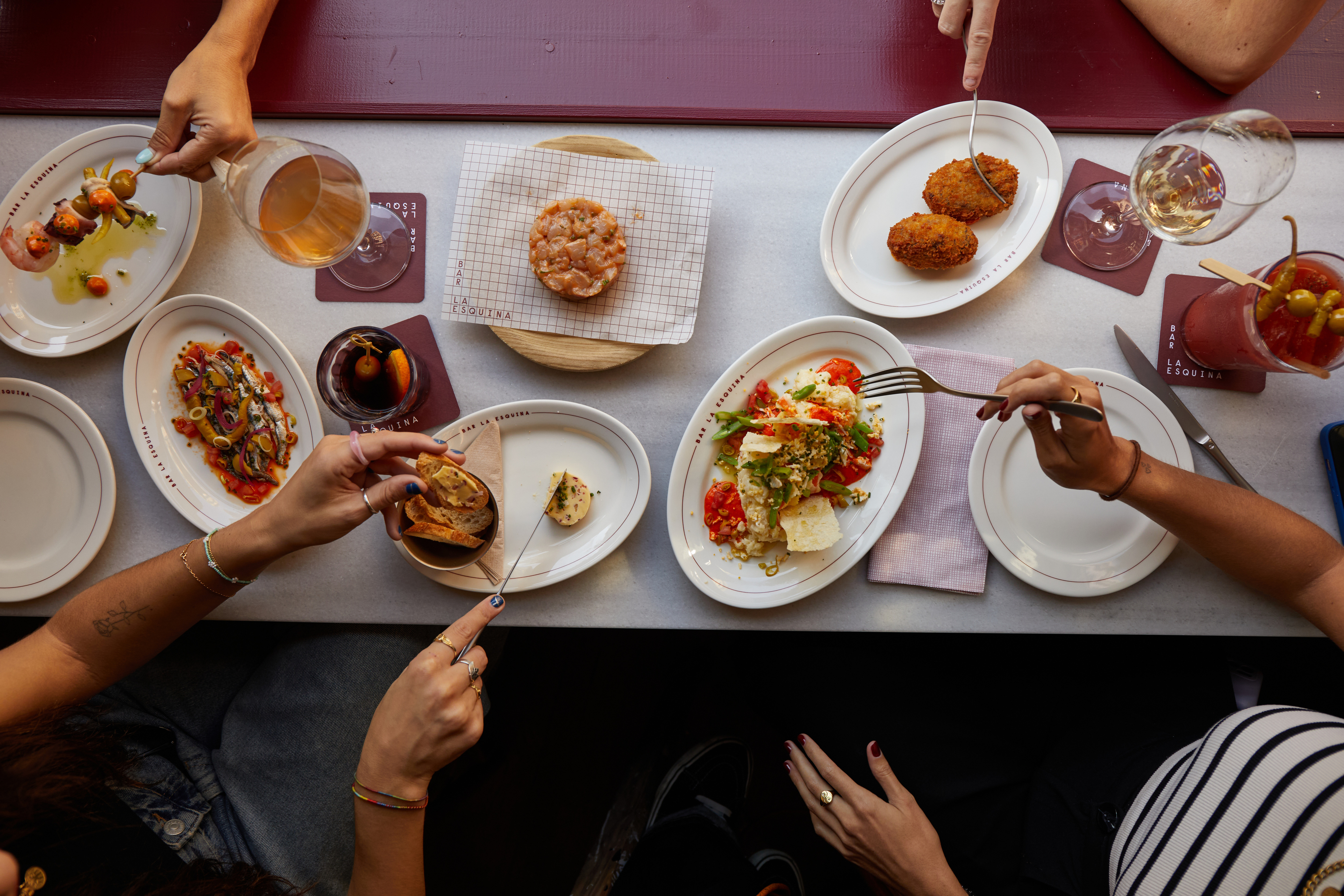 Le Bar La Esquina fait son retour, un bistrot avec beaucoup de comptoir et peu de nappe au centre de Barcelone